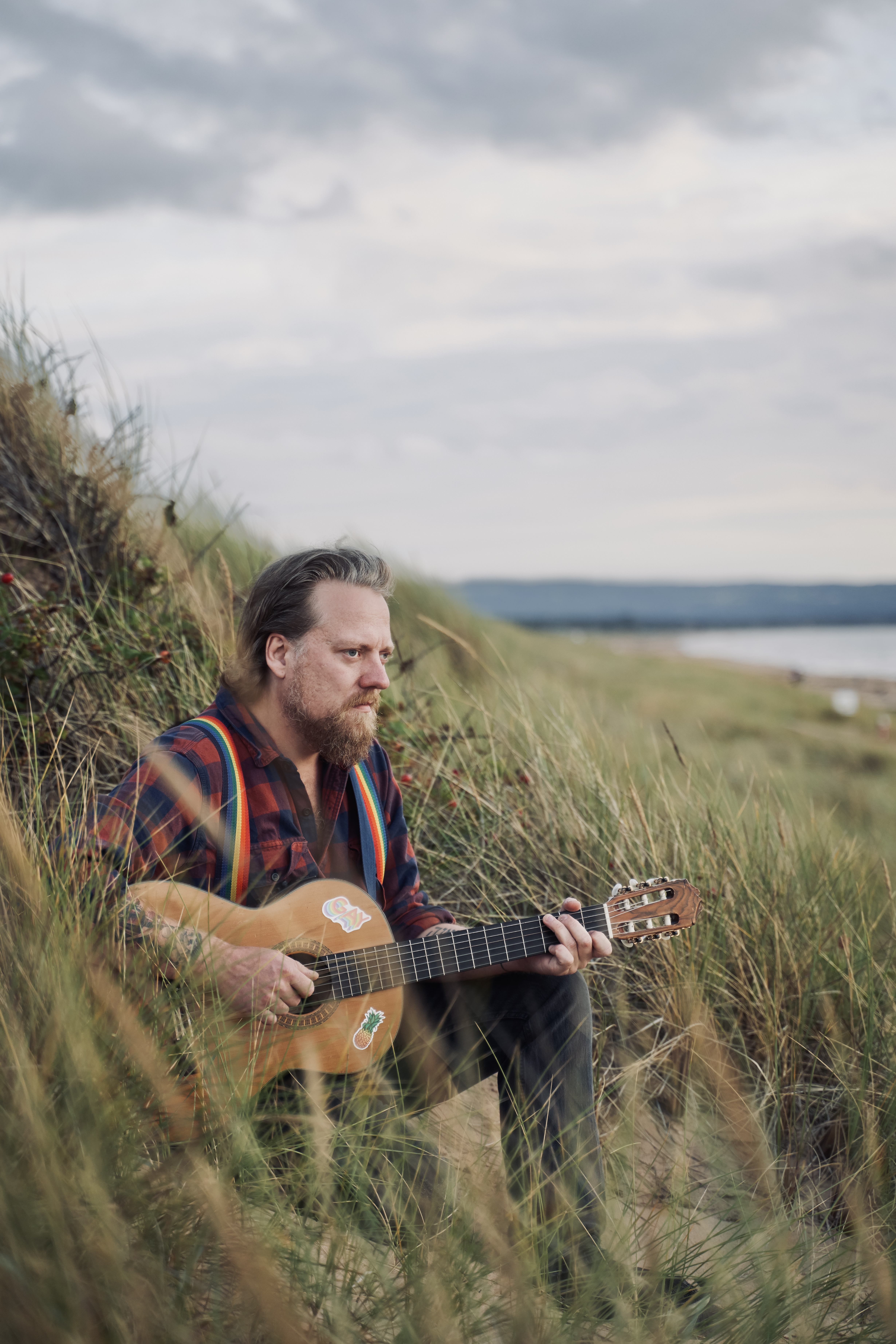 David Guvå spelar gitarr